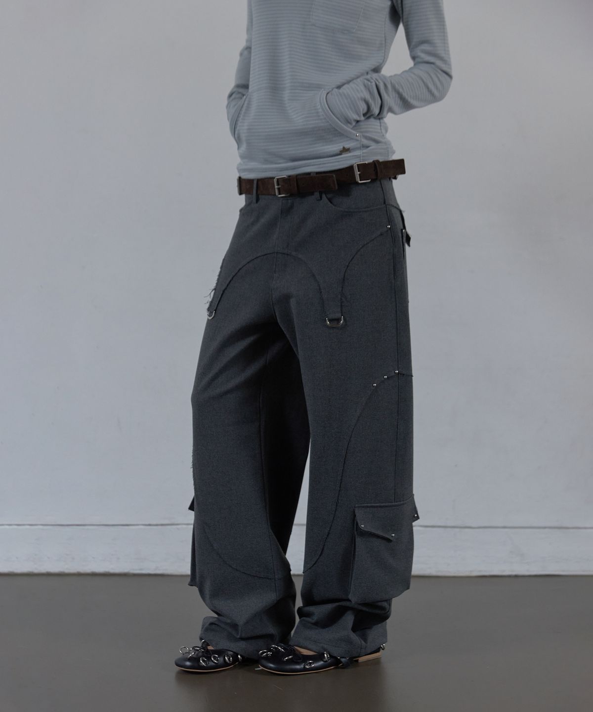 셋업이엑스이(SETUP-EXE) WESTERN STUDDED SLACKS / CHARCOAL