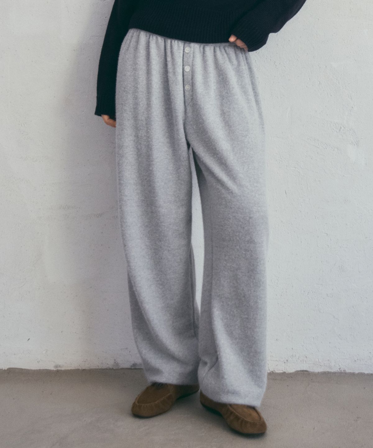 아우어노스텔지아(OURNOSTALGIA) Snowy Button Jogger Pants_Gray(O25-PT17)