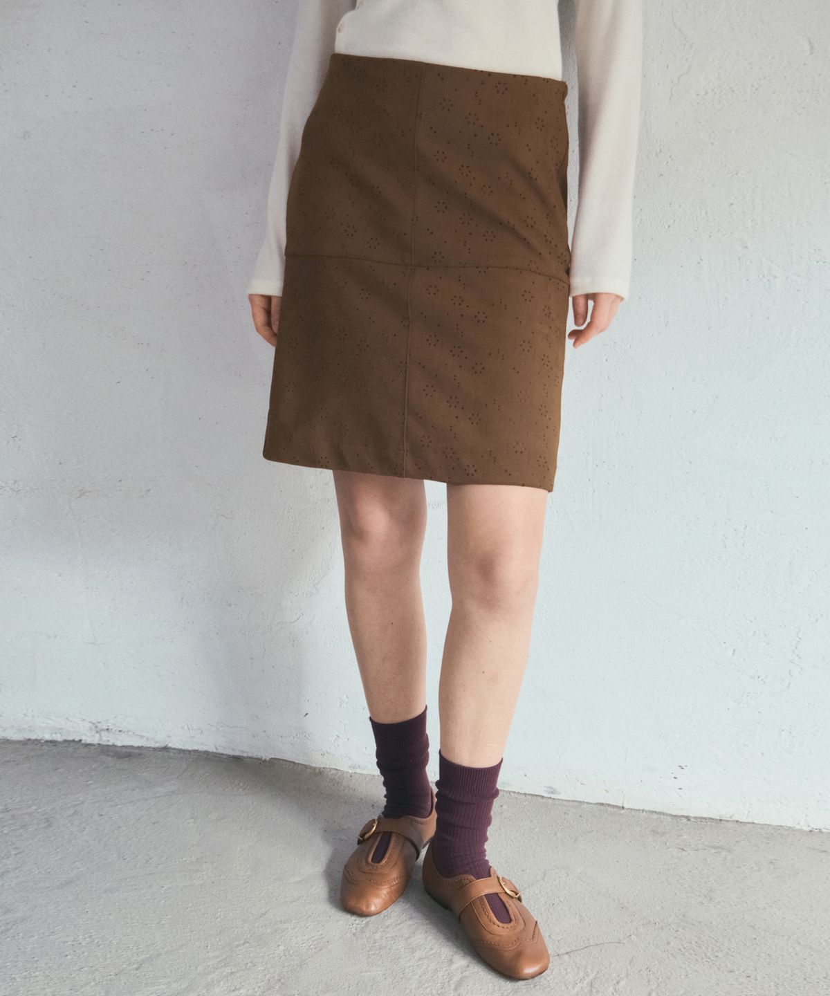 아우어노스텔지아(OURNOSTALGIA) Punch Fake Suede Midi Skirt_Camel(O25-SK19)