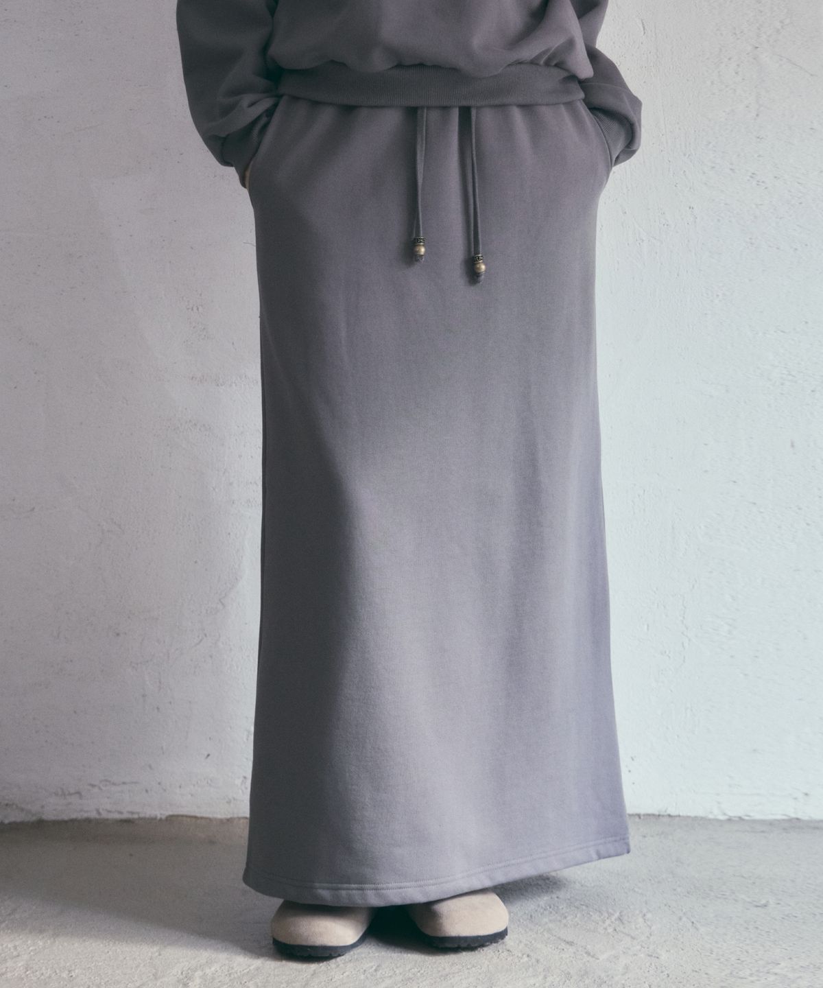 아우어노스텔지아(OURNOSTALGIA) Cozy Henry Long Skirt_Charcoal(O25-SK21)