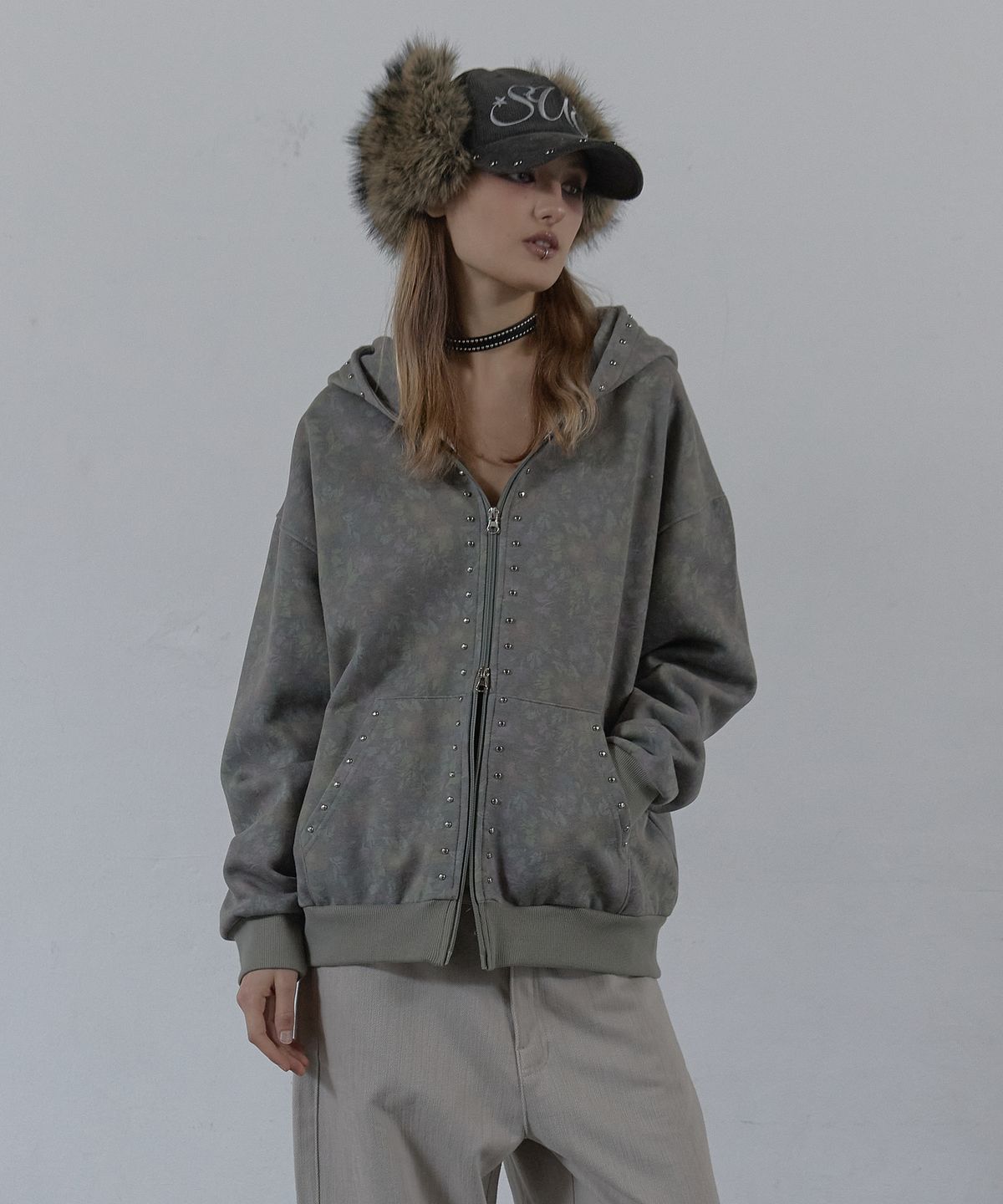 셋업이엑스이(SETUP-EXE) FLOWER STUDDED HOODIE ZIP-UP / KHAKI