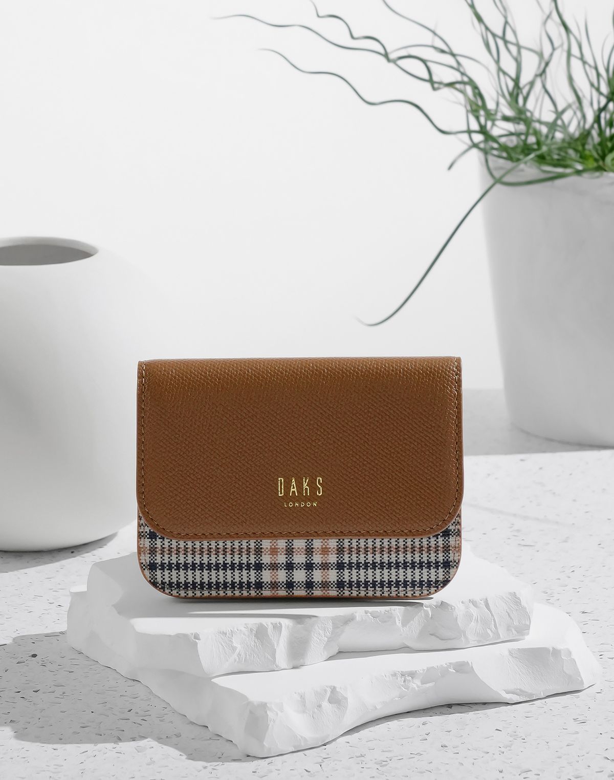 닥스 여성 액세서리(DAKS WOMENS ACCESSORIES) 브라운 가죽배색 체크 2단 카드지갑 DCHO6E968W2