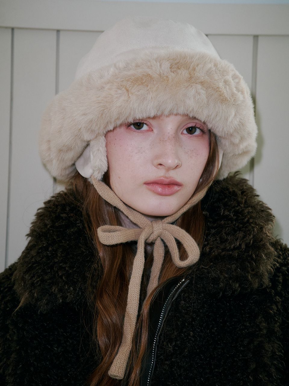 MUSINSA | ALLINCOMPLETE Suede Fur Ear Flap Bucket Hat (Ivory) display picture 3