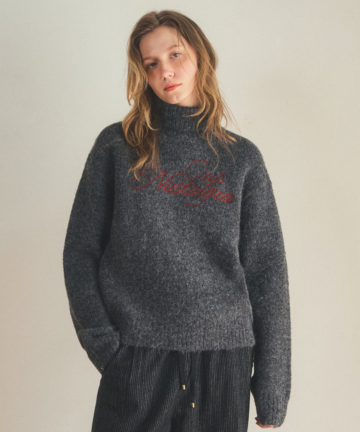아우어노스텔지아(OURNOSTALGIA) our lettering turtleneck wool knit_Charcoal