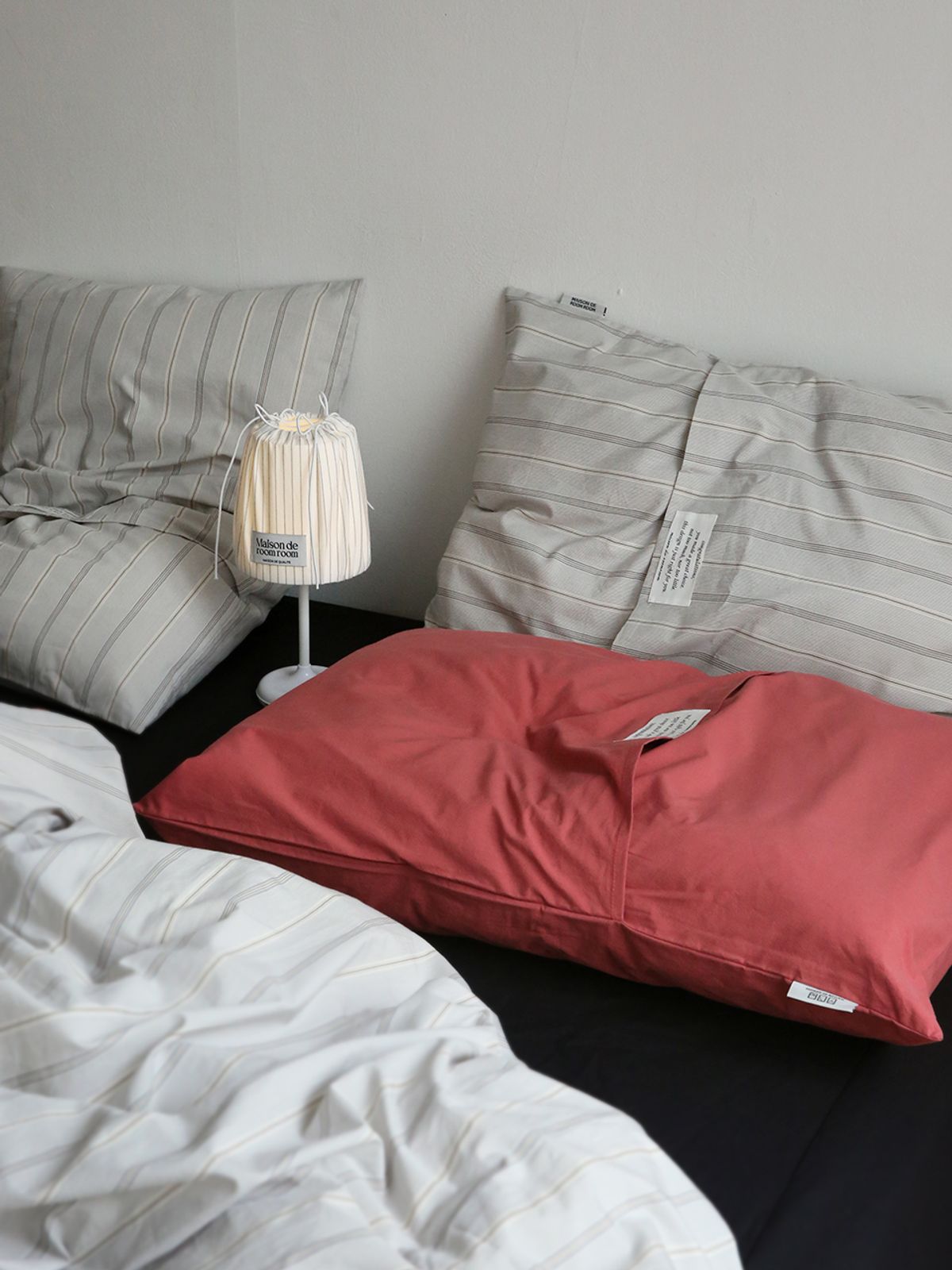 메종드룸룸(MAISON DE ROOMROOM) 뽀송 브릭 하프 자루 베개커버