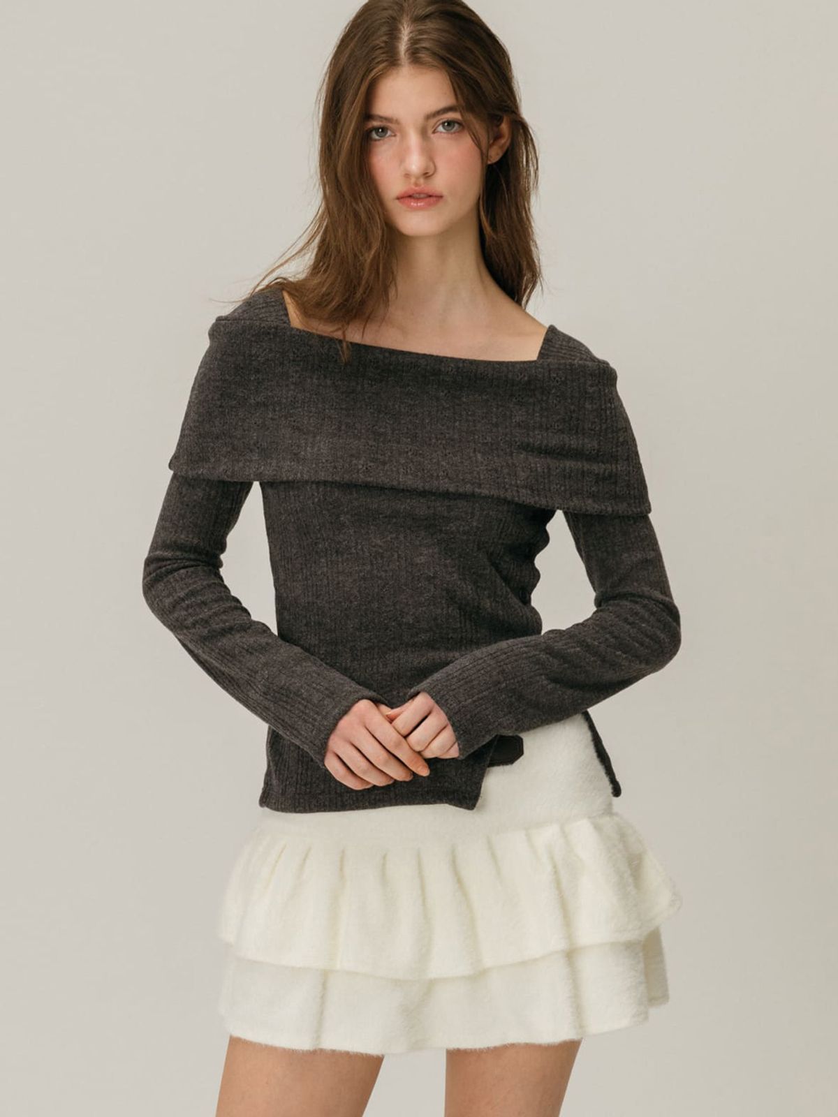 모이페어(MOIFAIRE) BUTTON OFF SHOULDER T-SHIRT / CHARCOAL