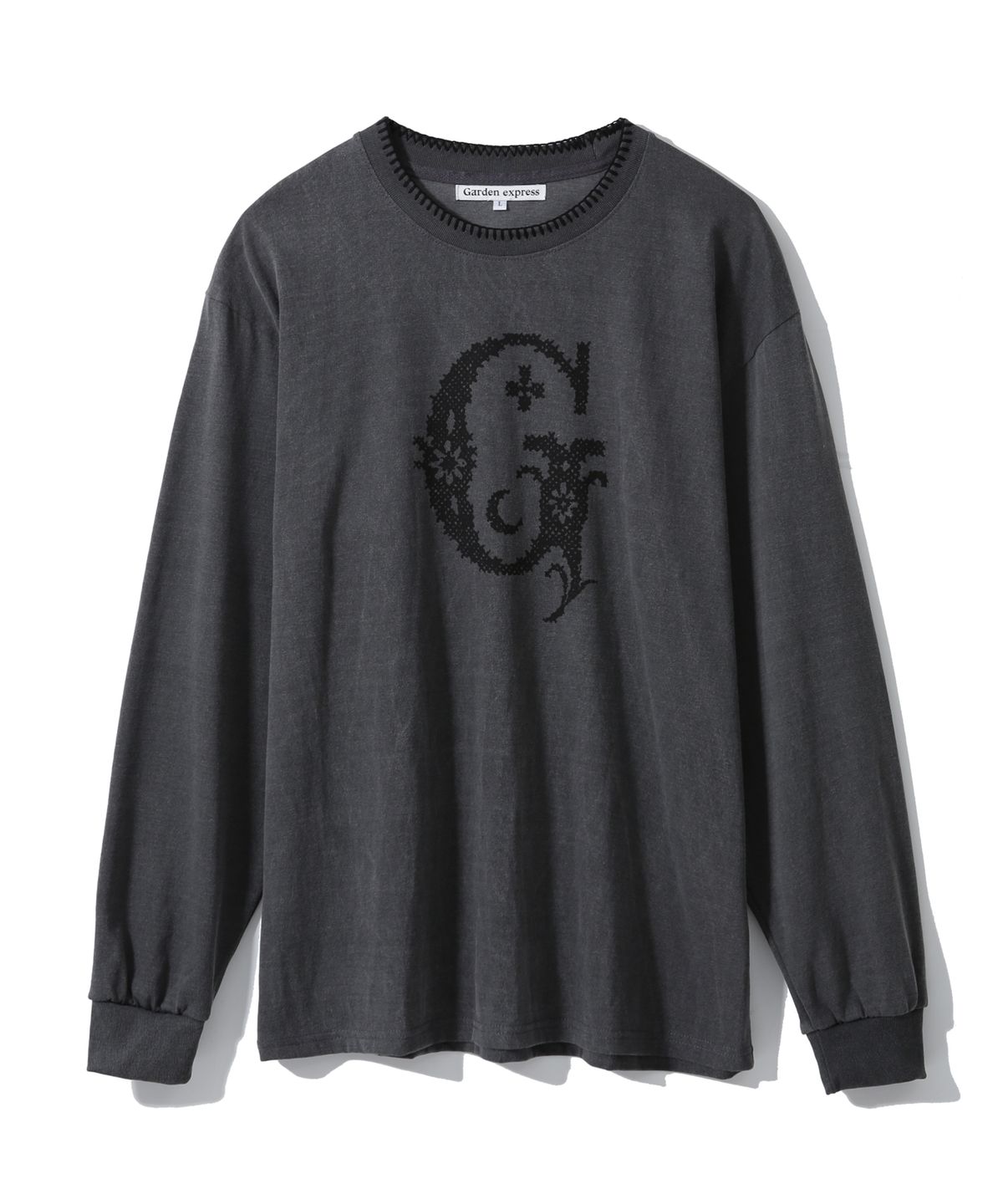 가든익스프레스(GARDEN EXPRESS) Cross-Stitch Initial T-shirt (charcoal)