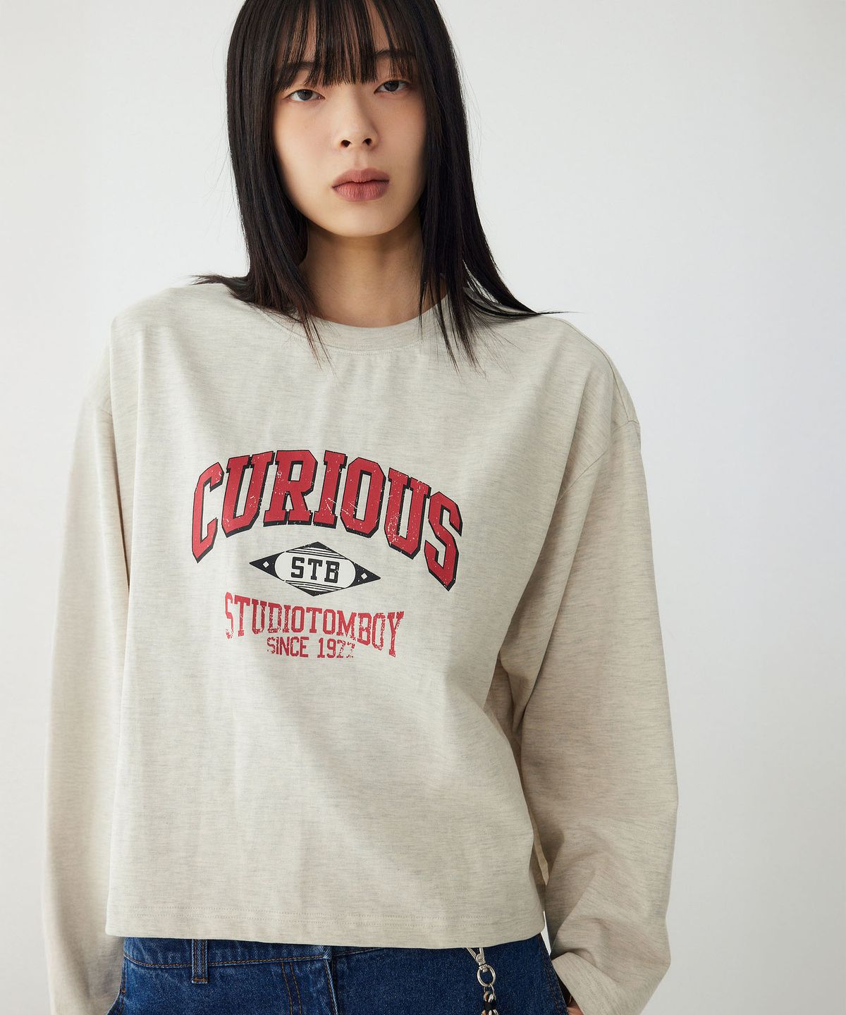 스튜디오 톰보이(STUDIO TOMBOY) 큐리어스 그래픽 롱슬리브 티셔츠_오트밀_오트밀 9176122972