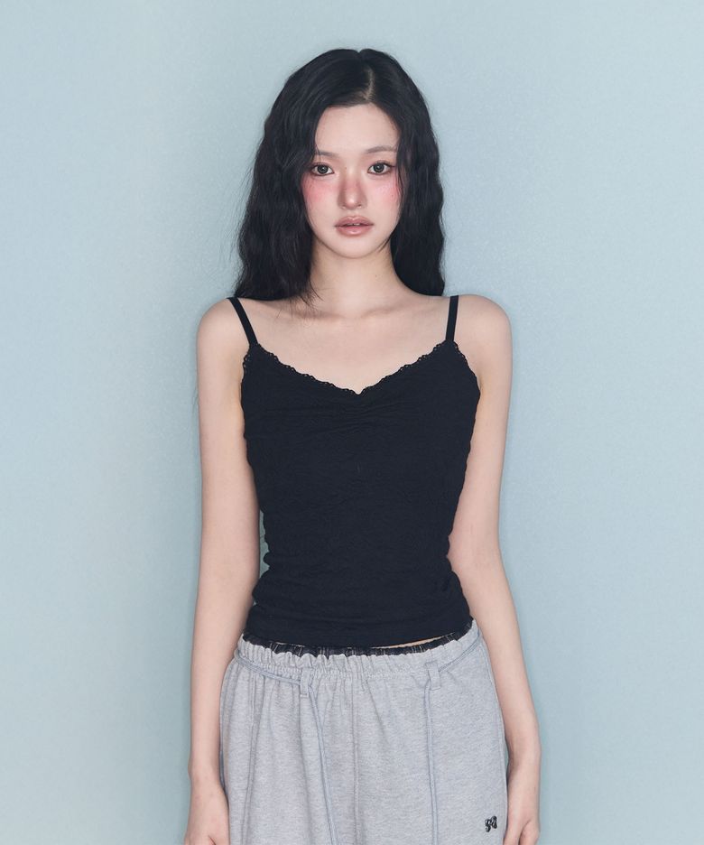 FLOWER EMBOSSED SLEEVELESS BLACK