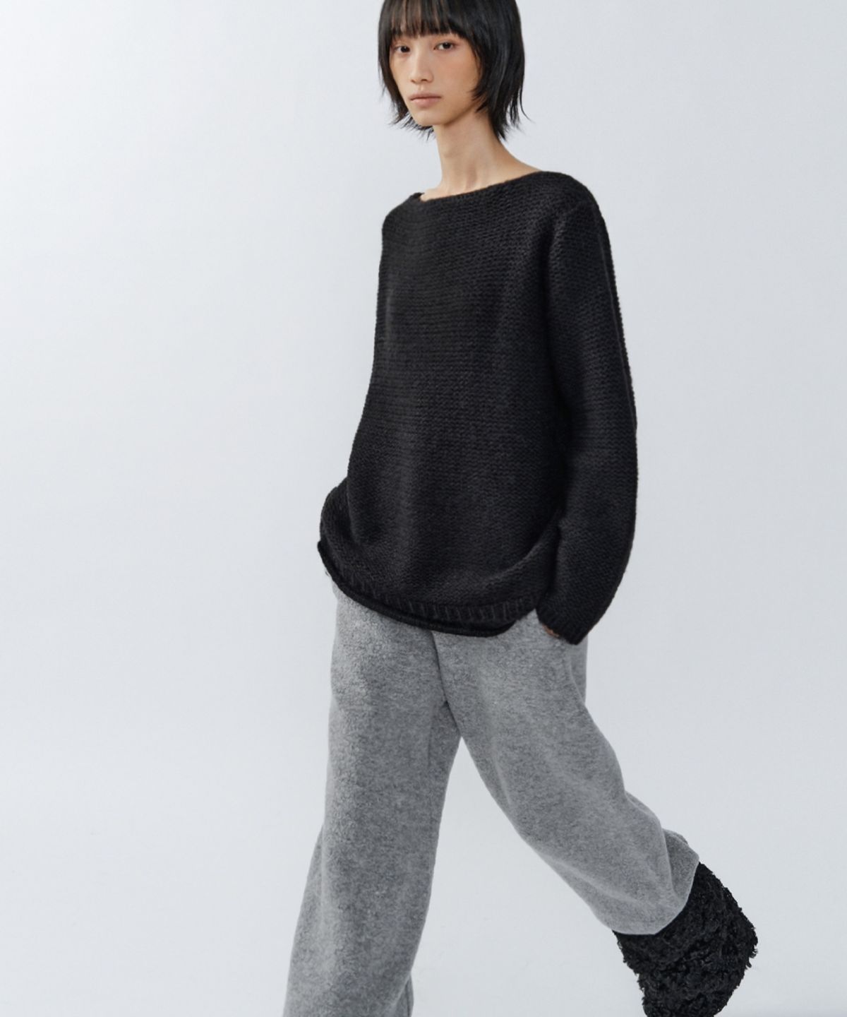 이어닝(YEARNING) FRONTBACK LOOSE NECK KNIT, BLACK