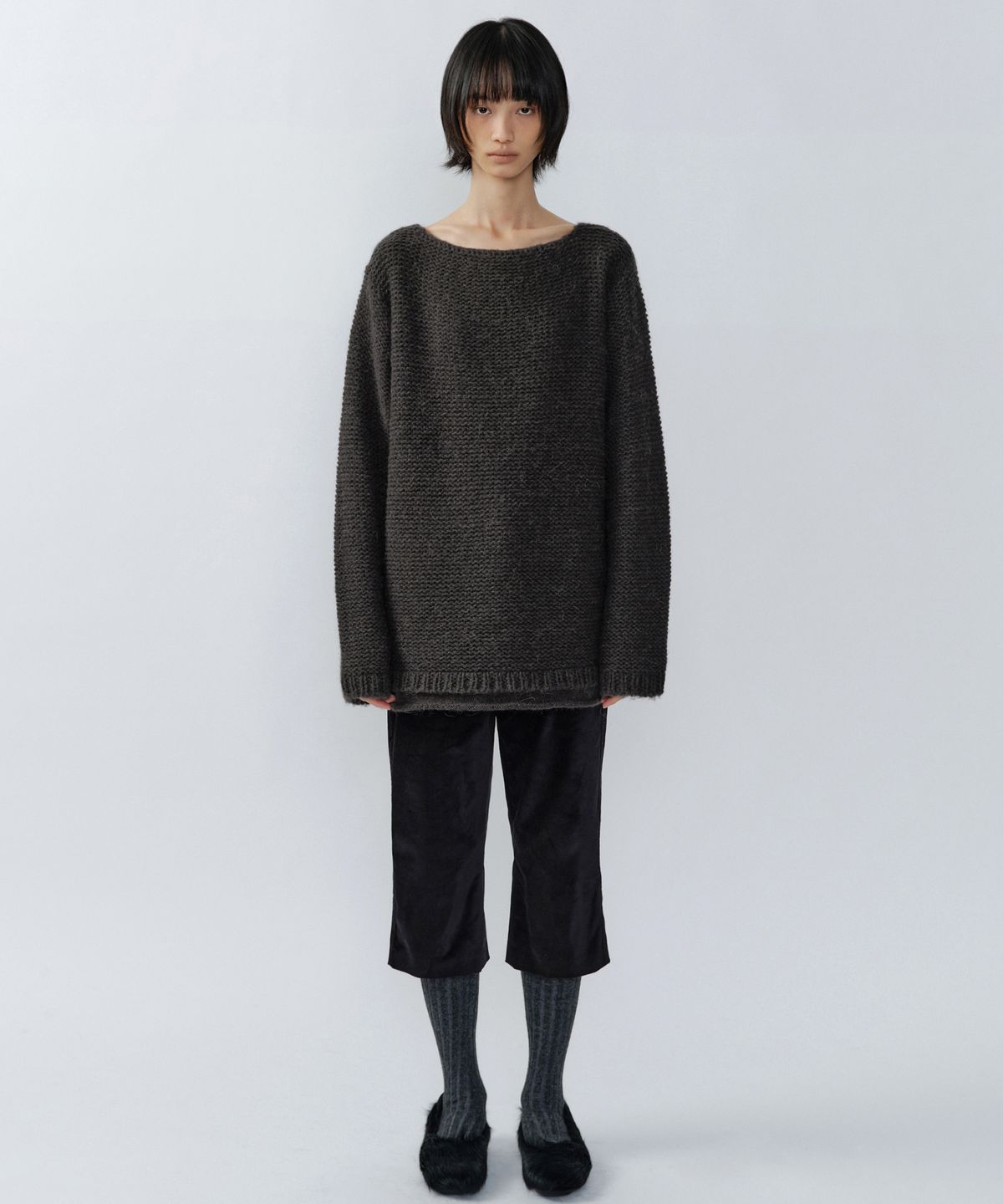 이어닝(YEARNING) REALAX VELVET CAPRI PANTS, BLACK