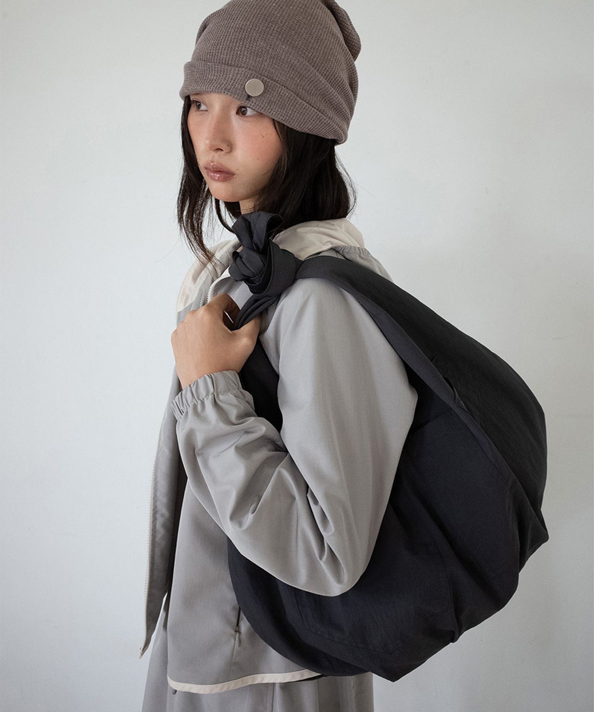 온스카(ONSKA) REVERSIBLE POCKET BAG (BLACK & CHARCOAL)