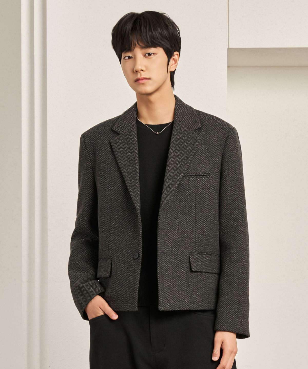 효지(HYOJI) 25 FW 헤링본 투버튼 크롭 블레이저