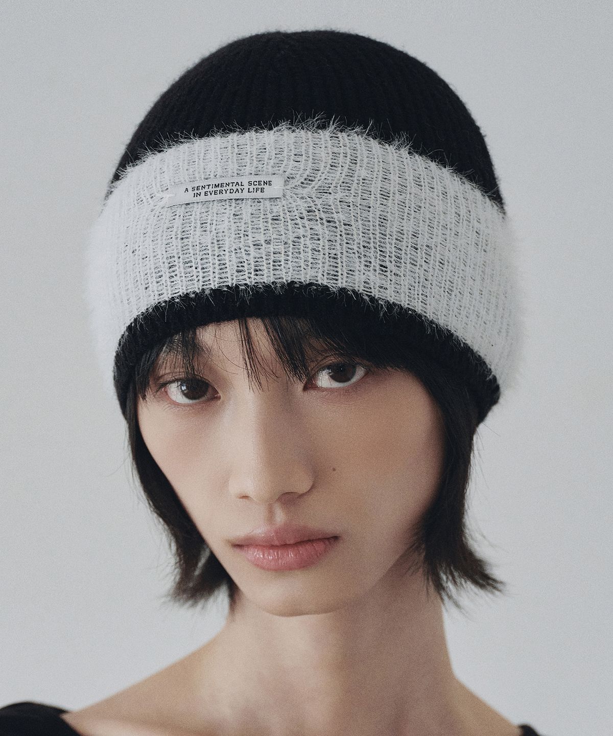 니브(NEEV) Color-Block Point Beanie (Black)