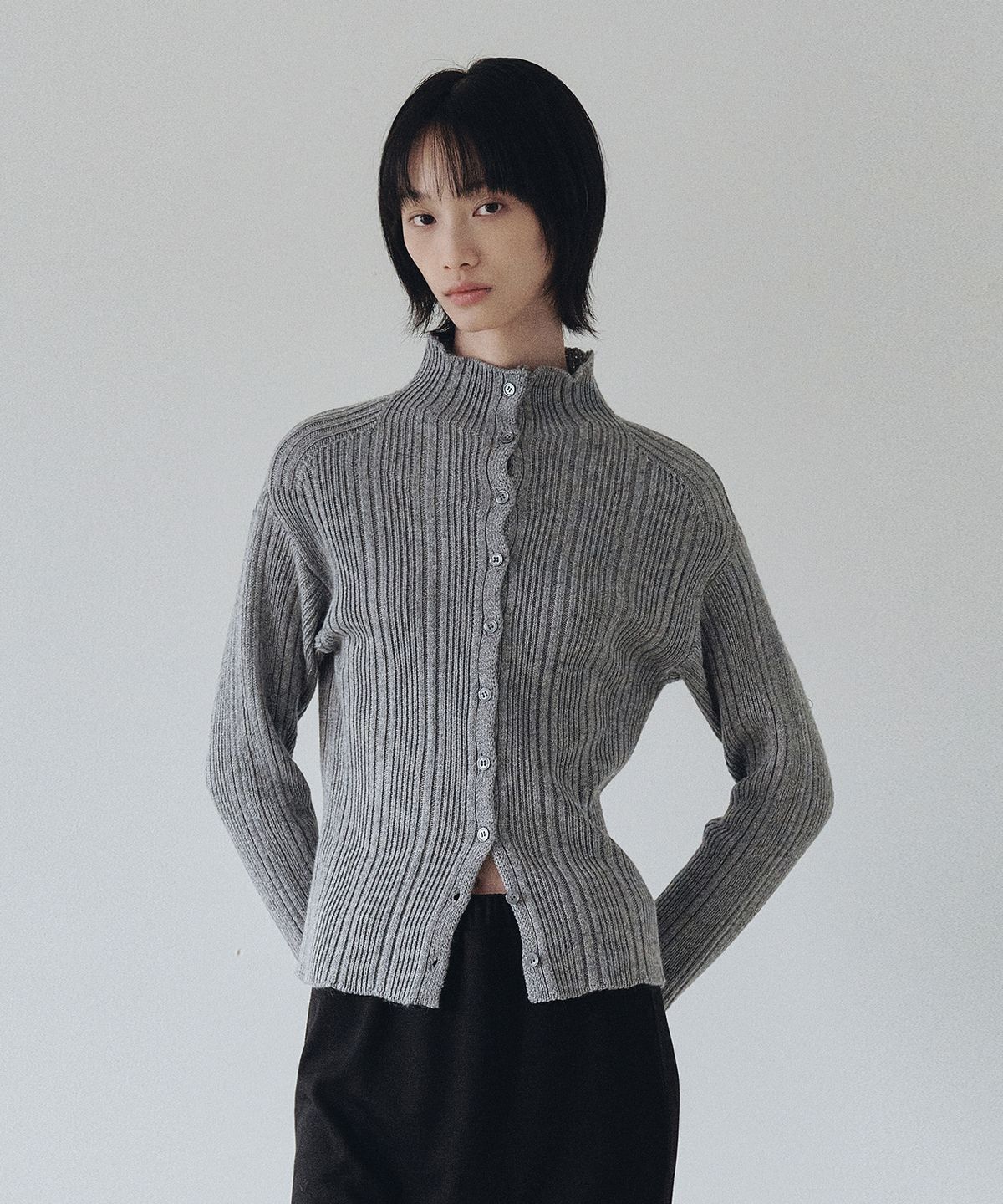 니브(NEEV) High-neck Ribbed Button Cardigan (Gray)