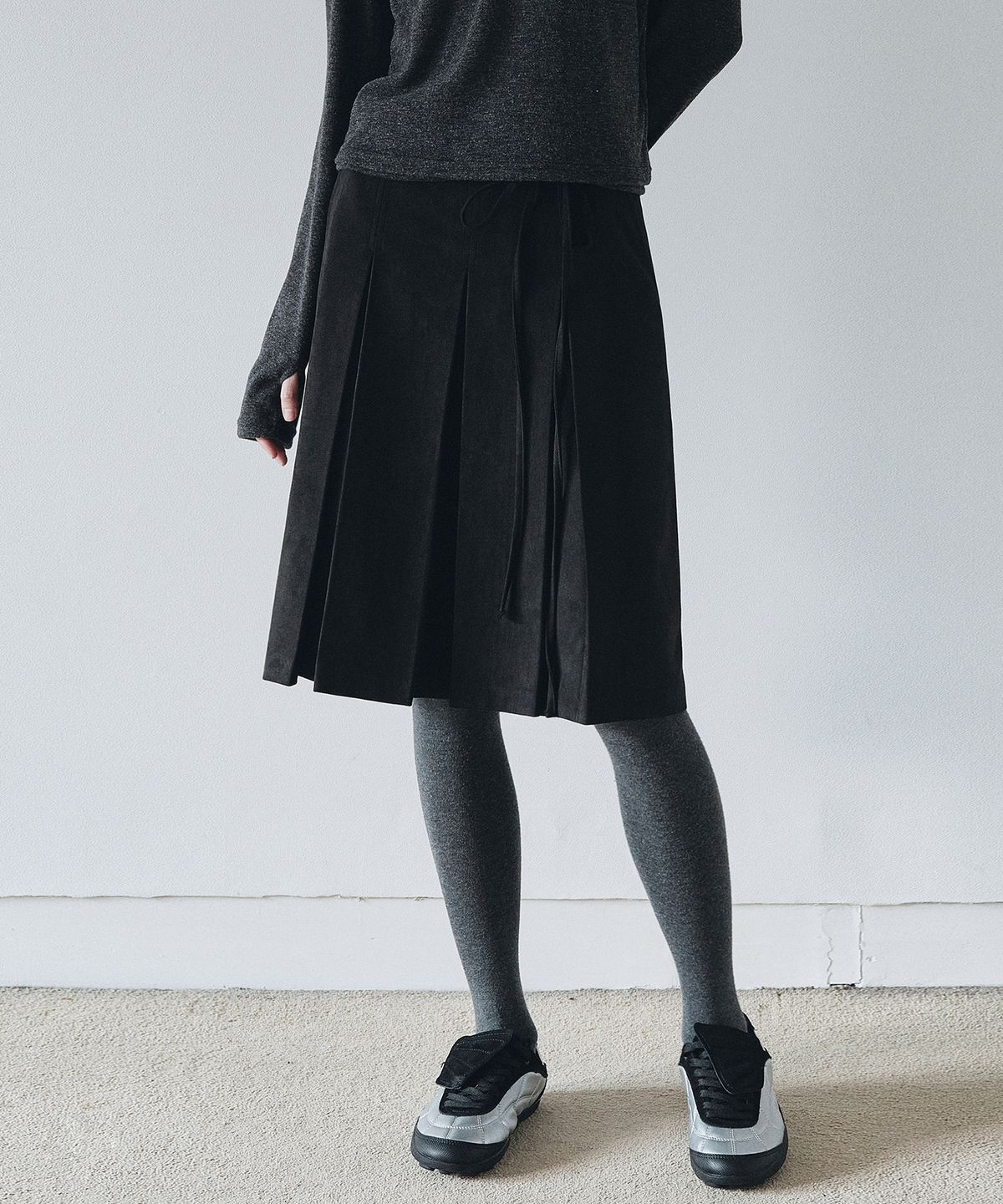 니브(NEEV) Suede String Pleats Midi Skirt (Black)