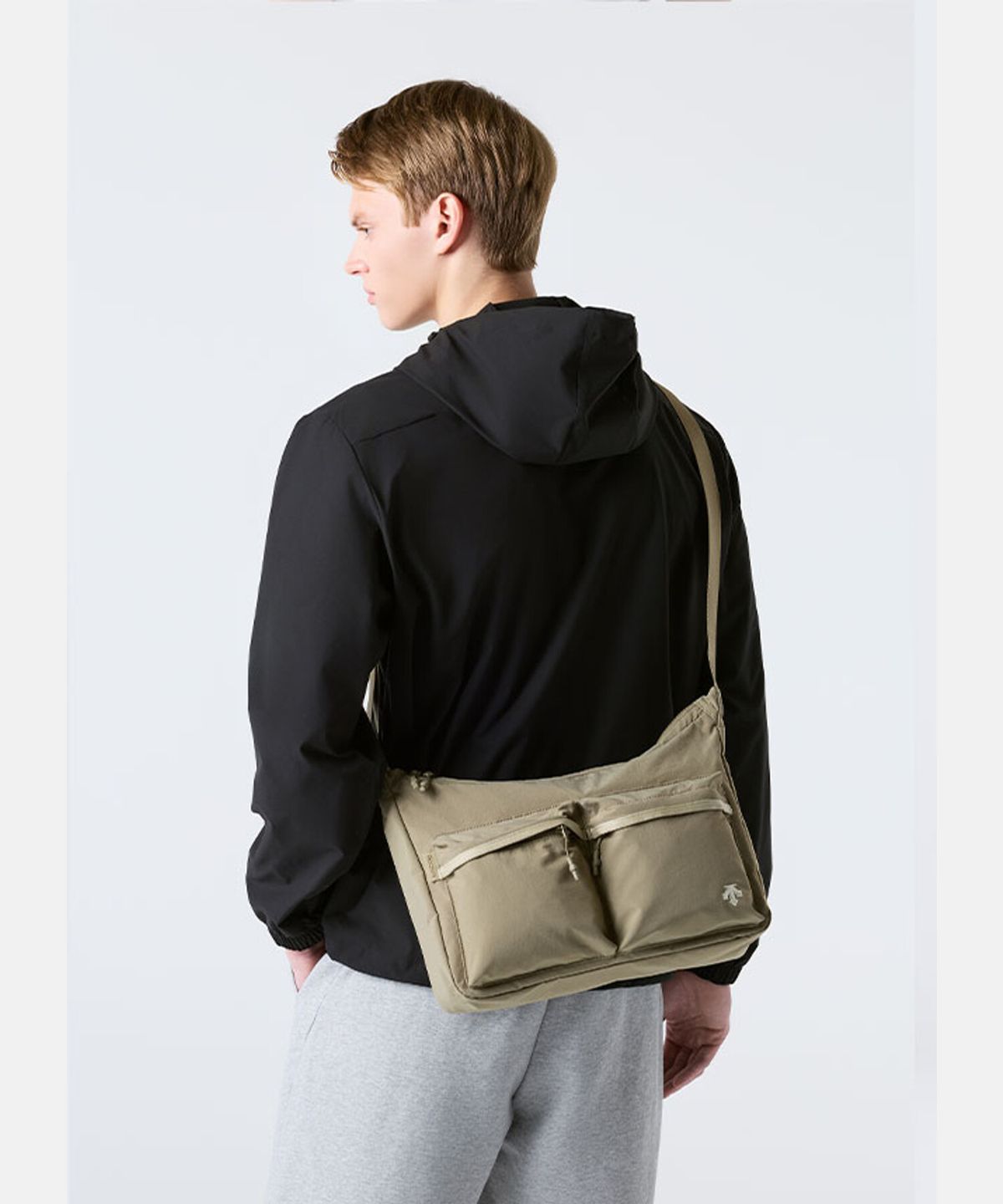 데상트(DESCENTE) 미디움 경량 호보백 카키 SR123UBG16