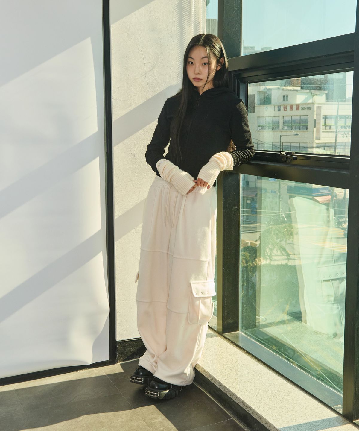 러닝하이(RUNNINGHIGH) R 로고 플리스 카고팬츠 [아이보리]