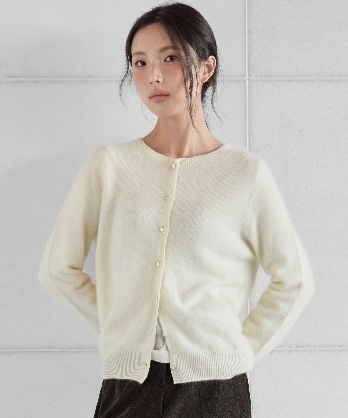 런던다다(LONDONDADA) CASH WOOL PENDANT OBJET BUTTON CARDIGAN, IVORY