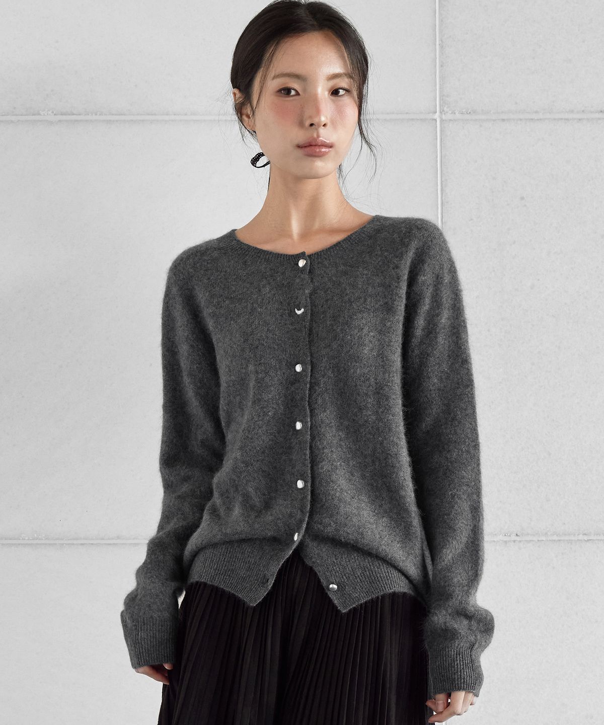 런던다다(LONDONDADA) CASH WOOL PENDANT OBJET BUTTON CARDIGAN, CHARCOAL
