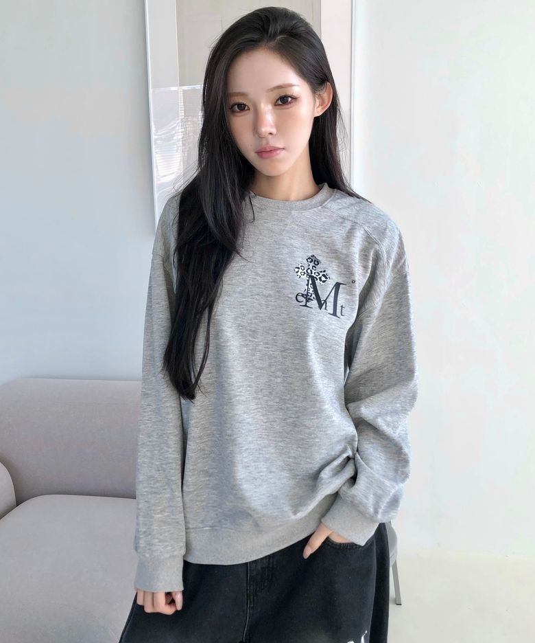 사하라 그라데이션 호피 십자가 스몰 로고 맨투맨 남녀공용 (2컬러)