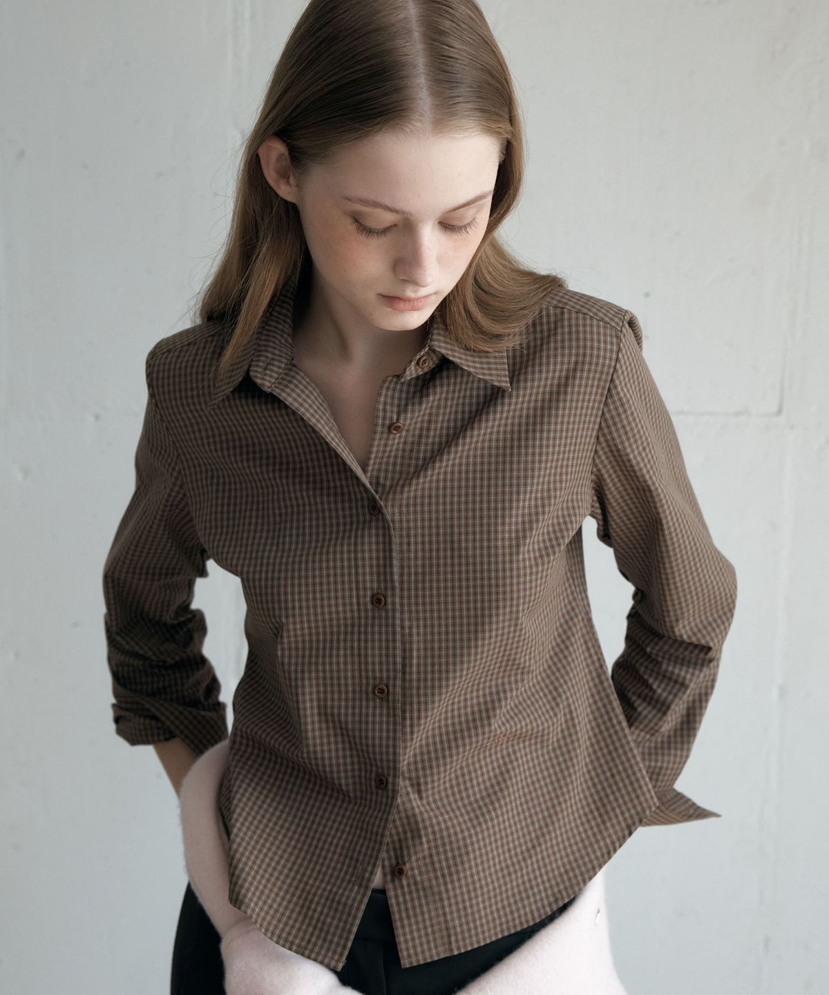 아위(AHWE) CHECK SLIM-FIT SHIRTS_BROWN