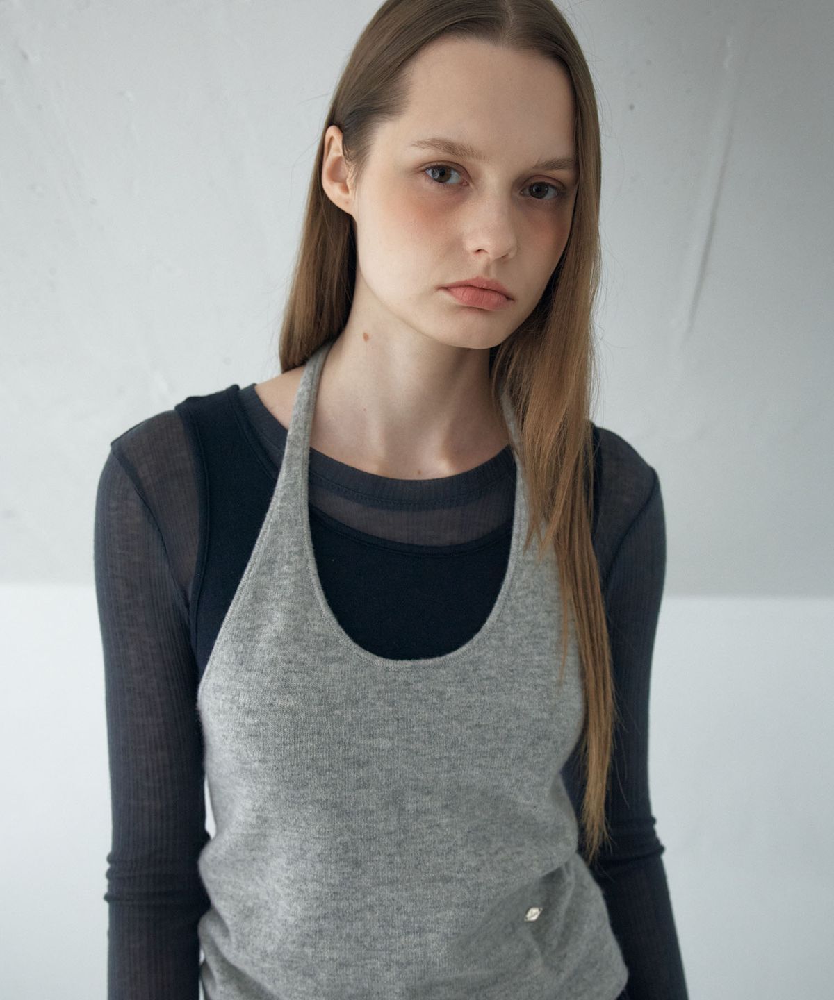아위(AHWE) HALTER KNIT VEST_GREY