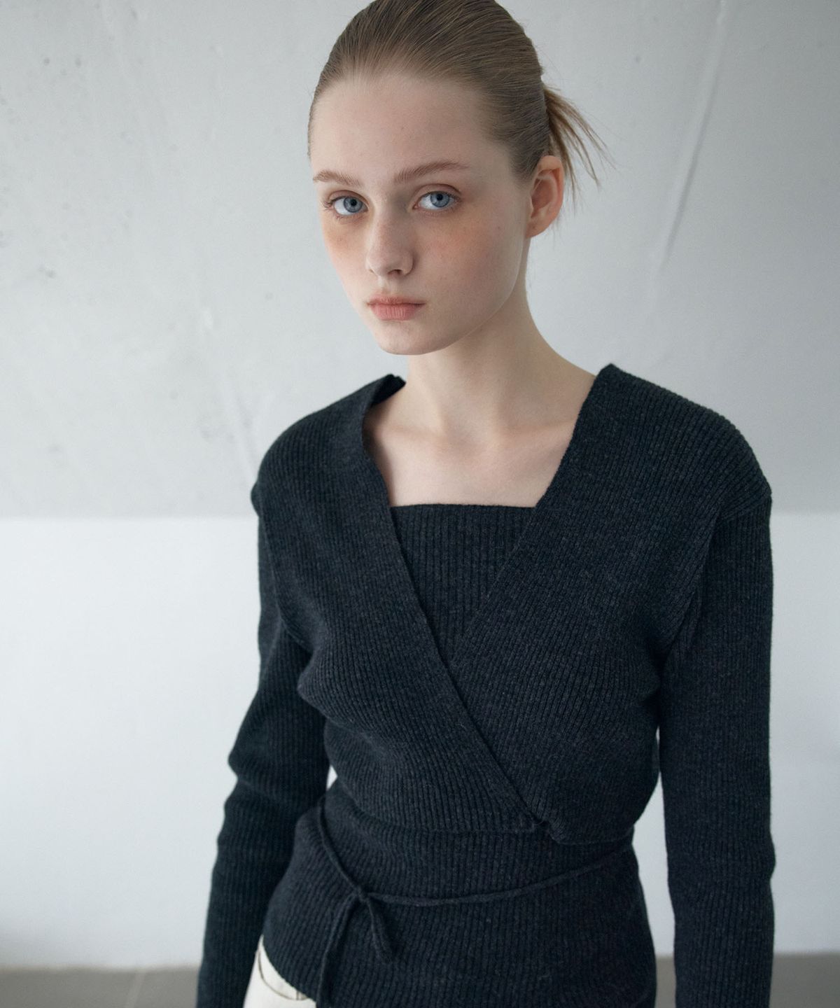 아위(AHWE) WOOL BLEND RIBBED WRAP KNIT_CHARCOAL