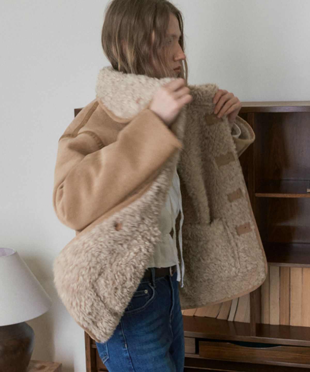 헤인트(HAINT) LUTURN REVERSIBLE SHEARING MUSTANG_BEIGE