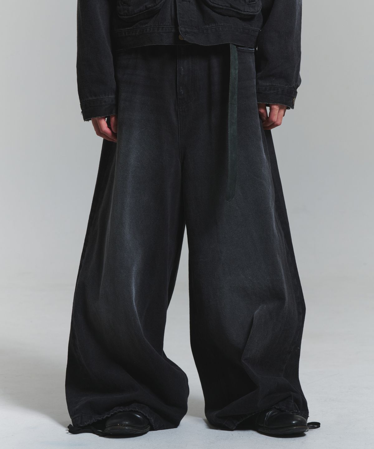 뉴치프시크디피(NEWCHEAPCHICDP) labour washed black denim pants (washed)