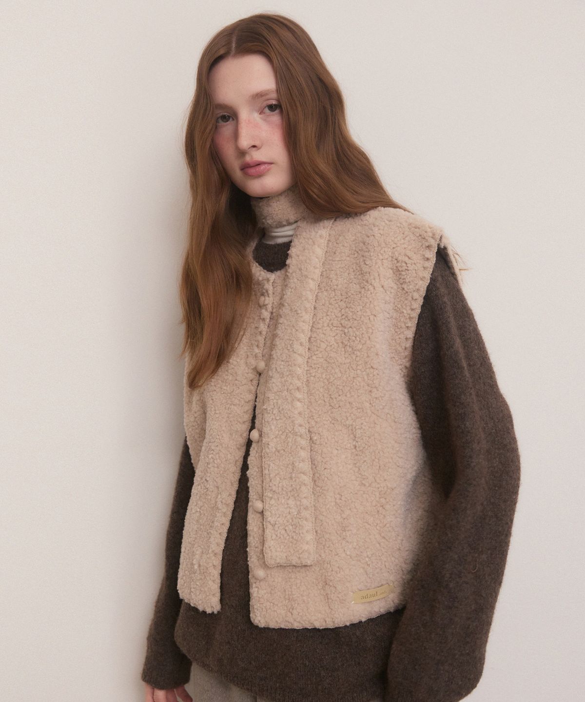 어다울(ADAUL) Suede button fleece muffler vest set - ash beige