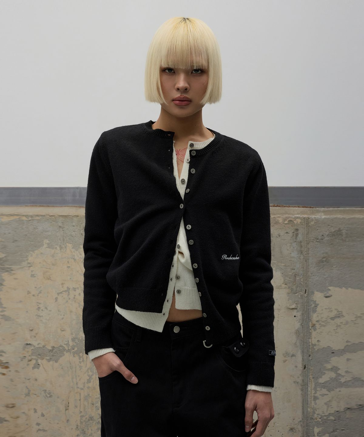 락케이크(ROCKCAKE) Essential Crewneck Cardigan - Black