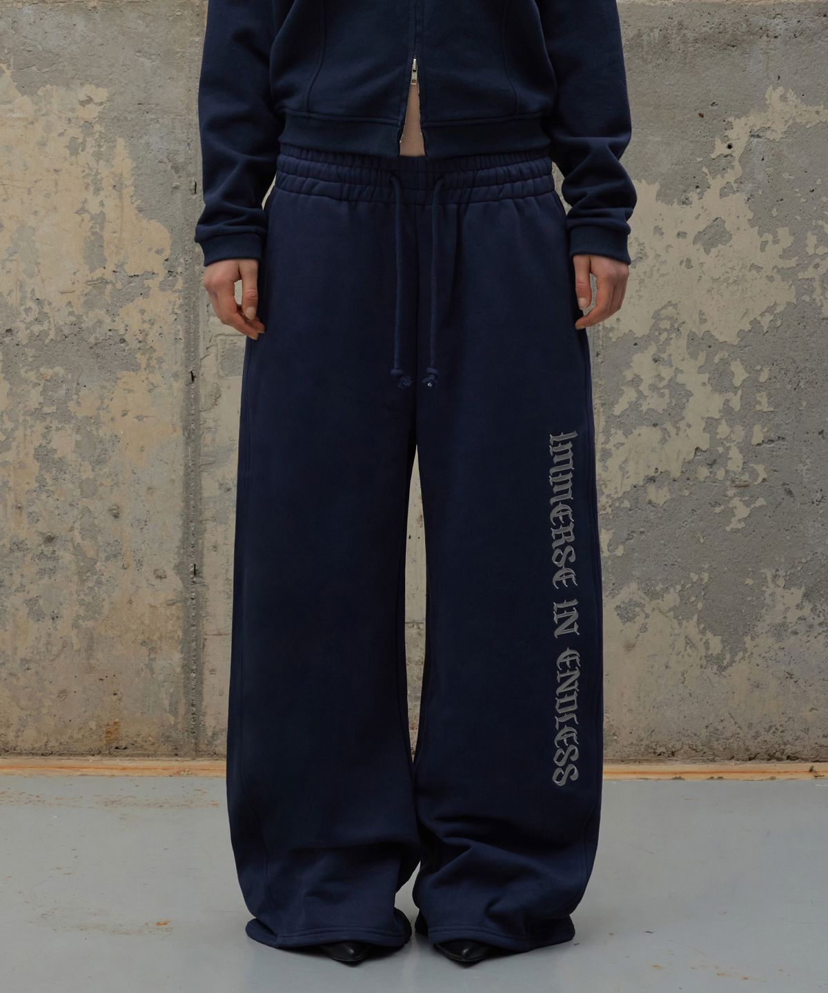 락케이크(ROCKCAKE) Lettering Wide Curved Jogger - Navy