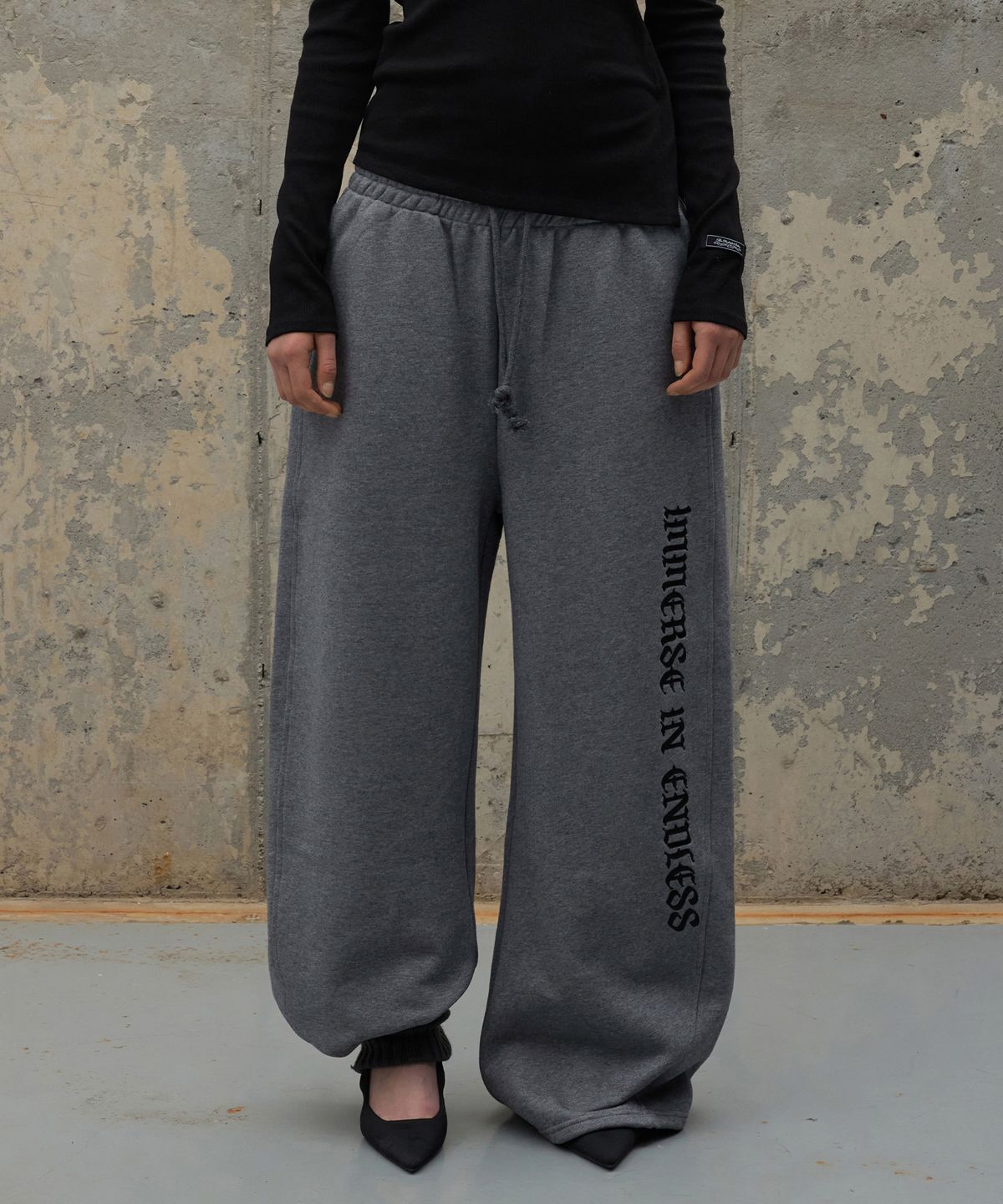 락케이크(ROCKCAKE) Lettering Wide Curved Jogger - Gray
