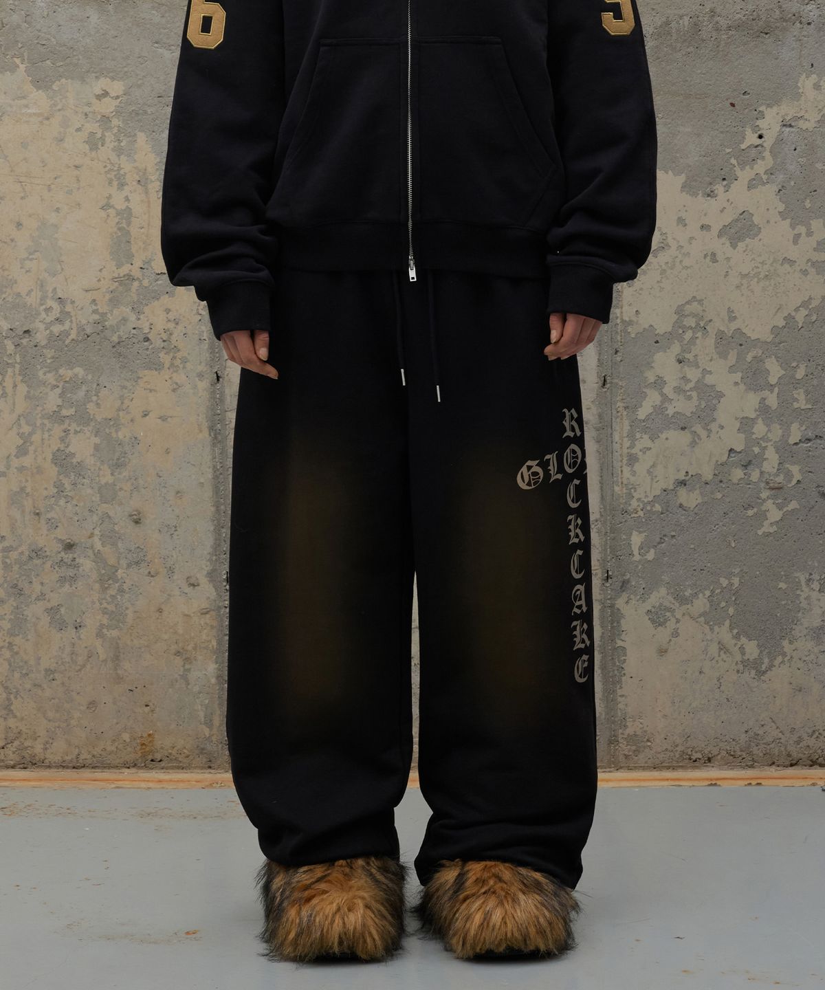 락케이크(ROCKCAKE) Washed Cross Lettering 2way Jogger - Black