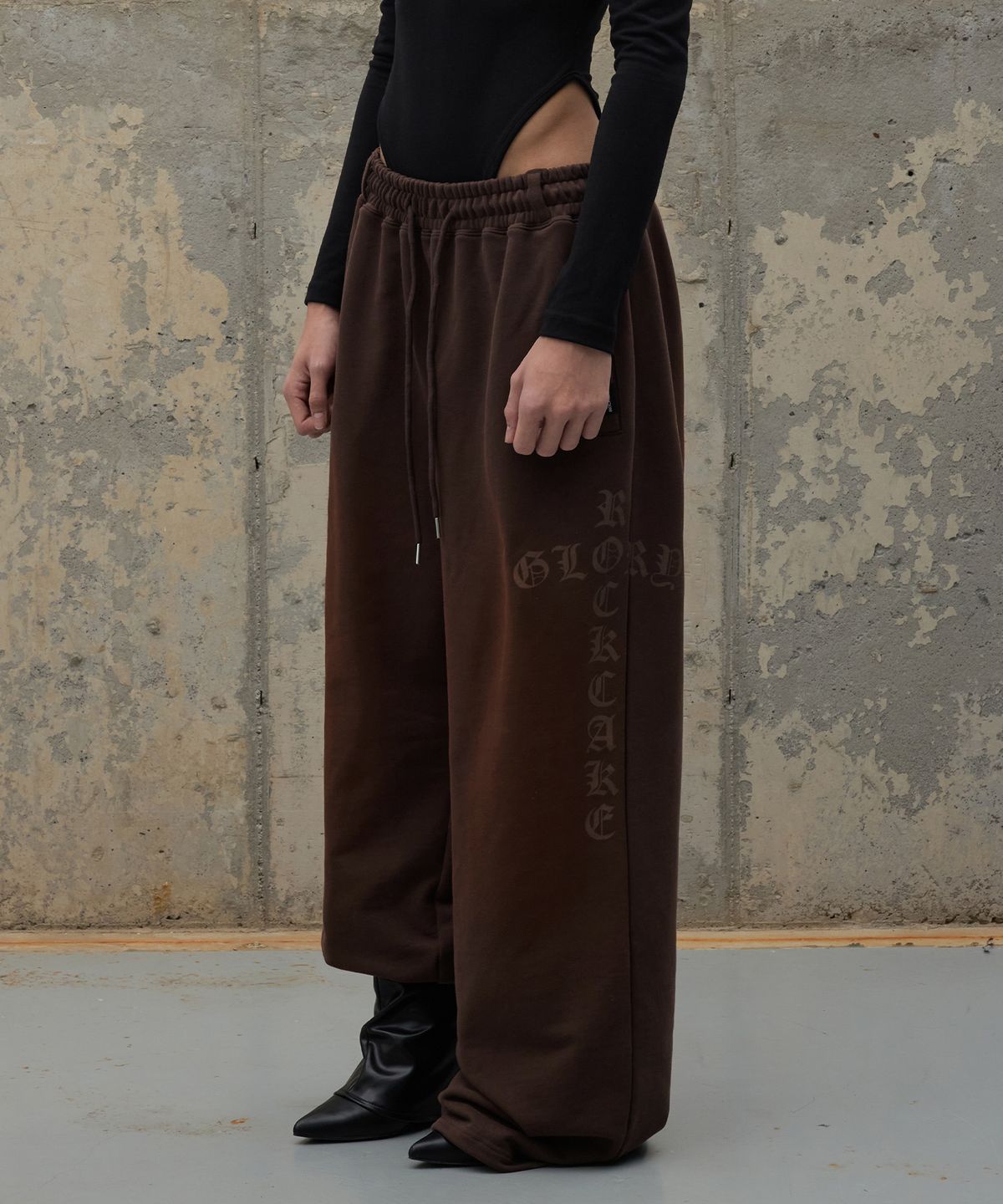 락케이크(ROCKCAKE) Washed Cross Lettering 2way Jogger - Brown
