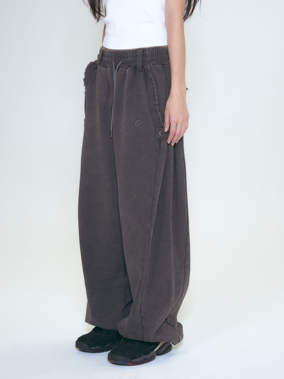 콜아웃뉴이어(CONY) WASHED RUFFLE PANTS / CHARCOAL