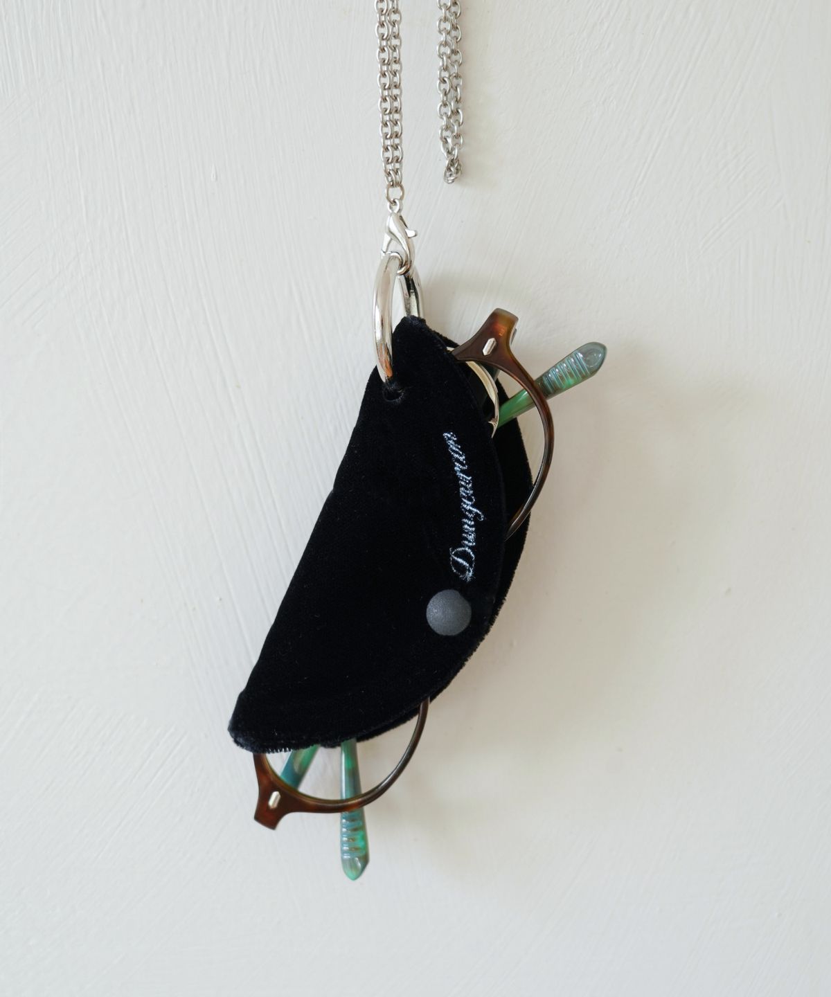 둥그런(DUNGEUREON) Crescent Glasses Holder Strap (Velvet Black)