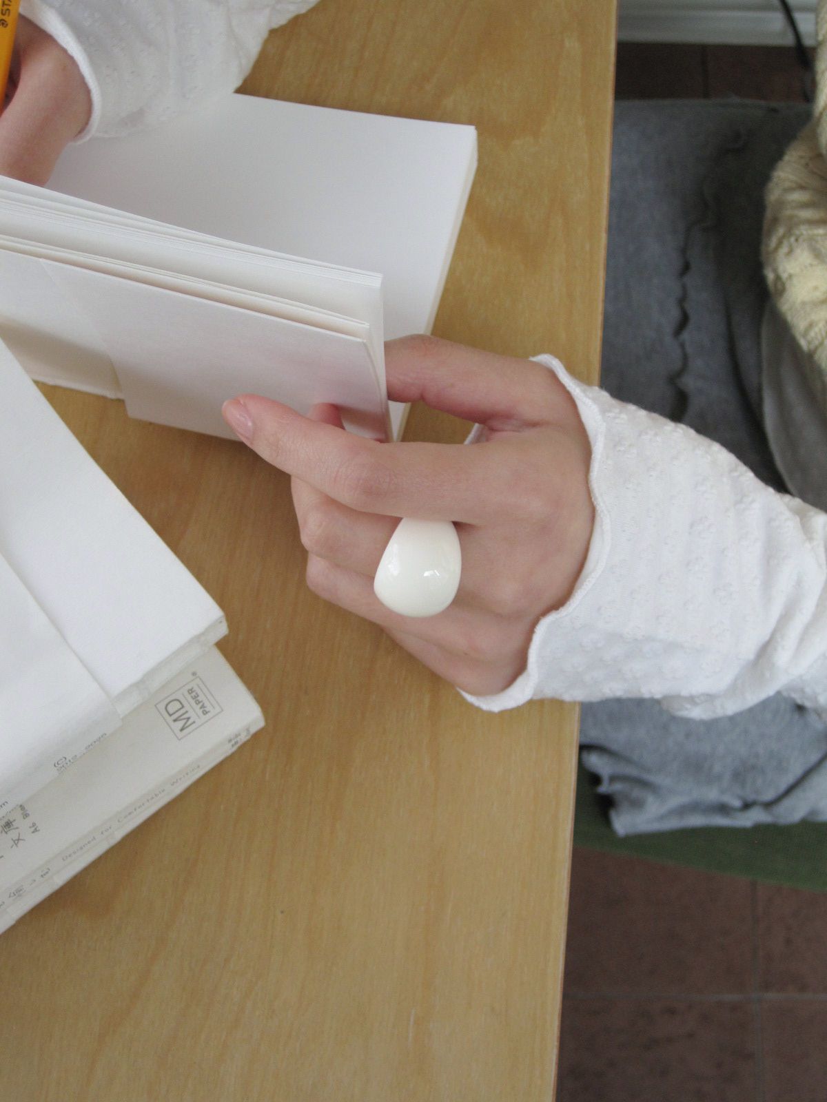 둥그런(DUNGEUREON) Formica Bold Ring (Ivory)