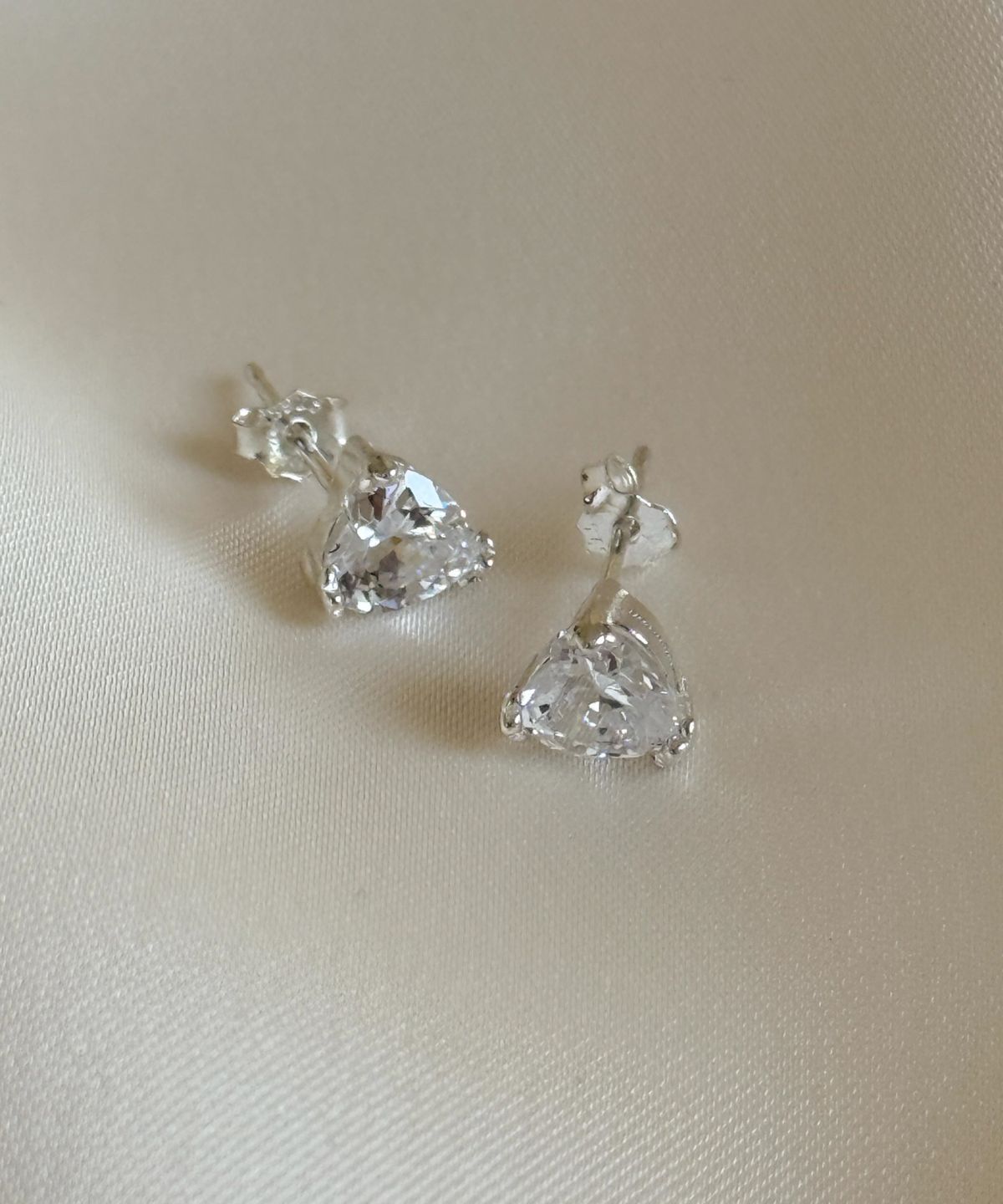 둥그런(DUNGEUREON) [925 Silver] Frozen Heart Earrings