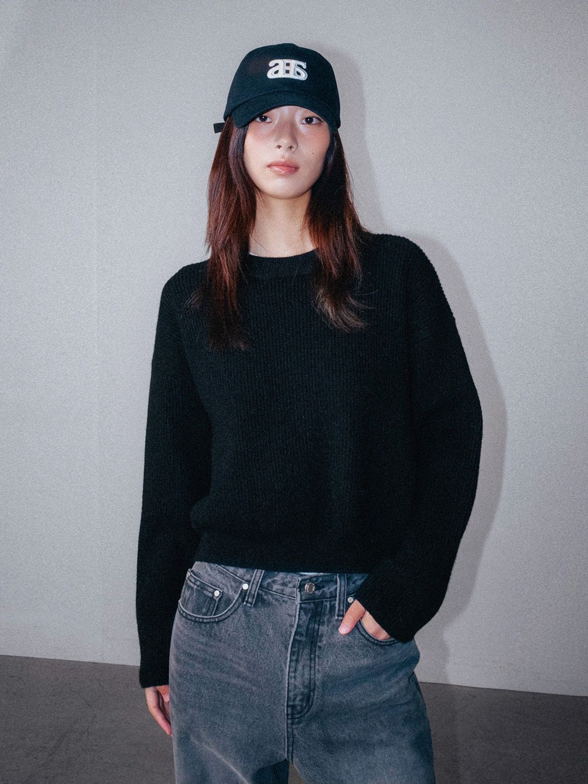 앤하츠(ANNEHEARTS) Bottom Logo Solid Knit Black
