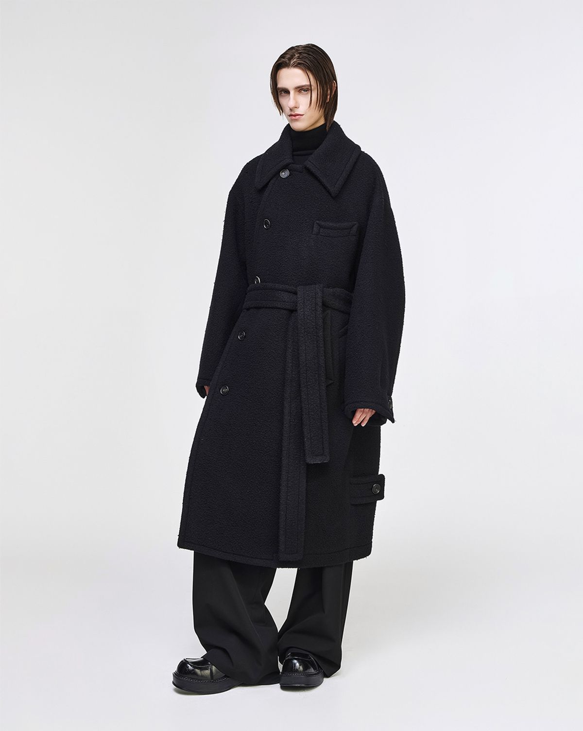송지오(SONGZIO) 송지오 컬렉션 바이어스 커브드 부클 코트 블랙 SH6CT702BK