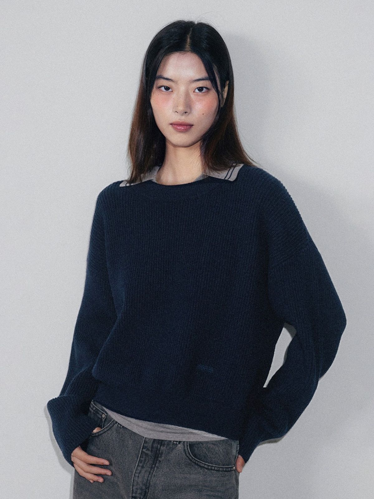 앤하츠(ANNEHEARTS) Bottom Logo Solid Knit Navy