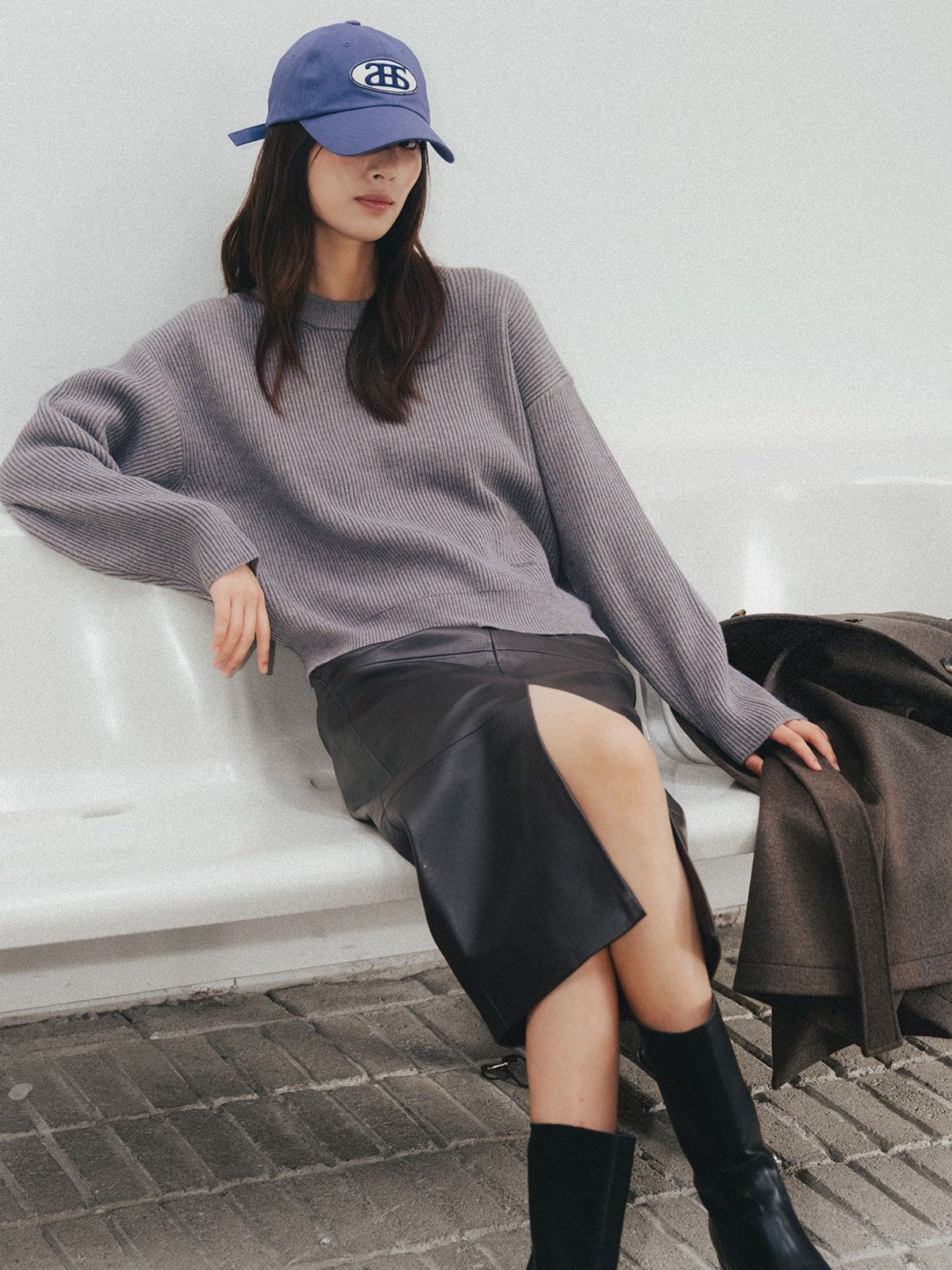 앤하츠(ANNEHEARTS) Bottom Logo Solid Knit Charcoal