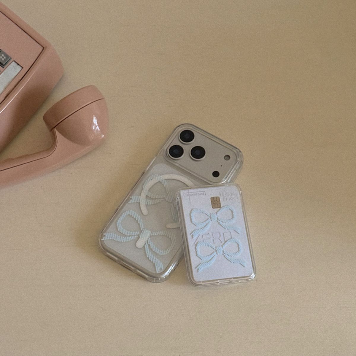 메이드모먼(MADEMOMENT) holiday favor 디자인 [맥세이프 젤하드 폰케이스]
