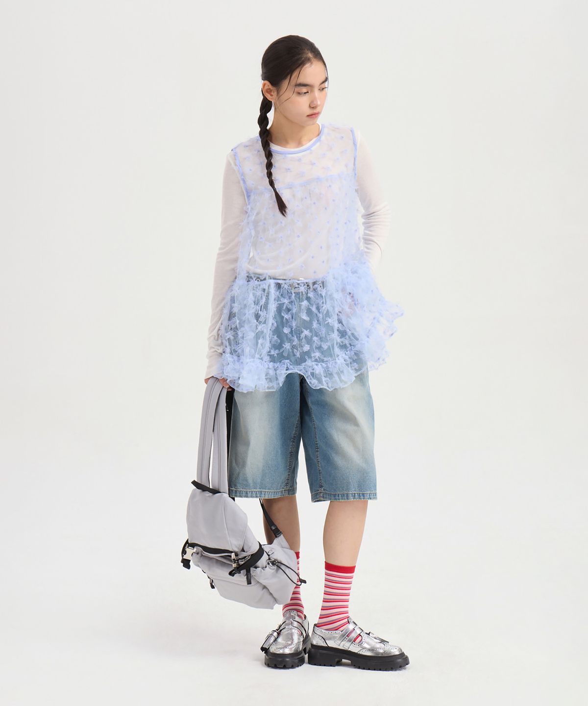 럭키슈에뜨(LUCKY CHOUETTE) Sleeveless Flower Embroidery Shirring Blouse (light blue) LFSAX25025BUL