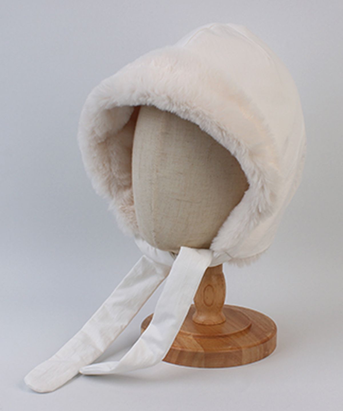 유니버셜 케미스트리(UNIVERSAL CHEMISTRY) Poly Fur White Bonnet Hat 보닛햇