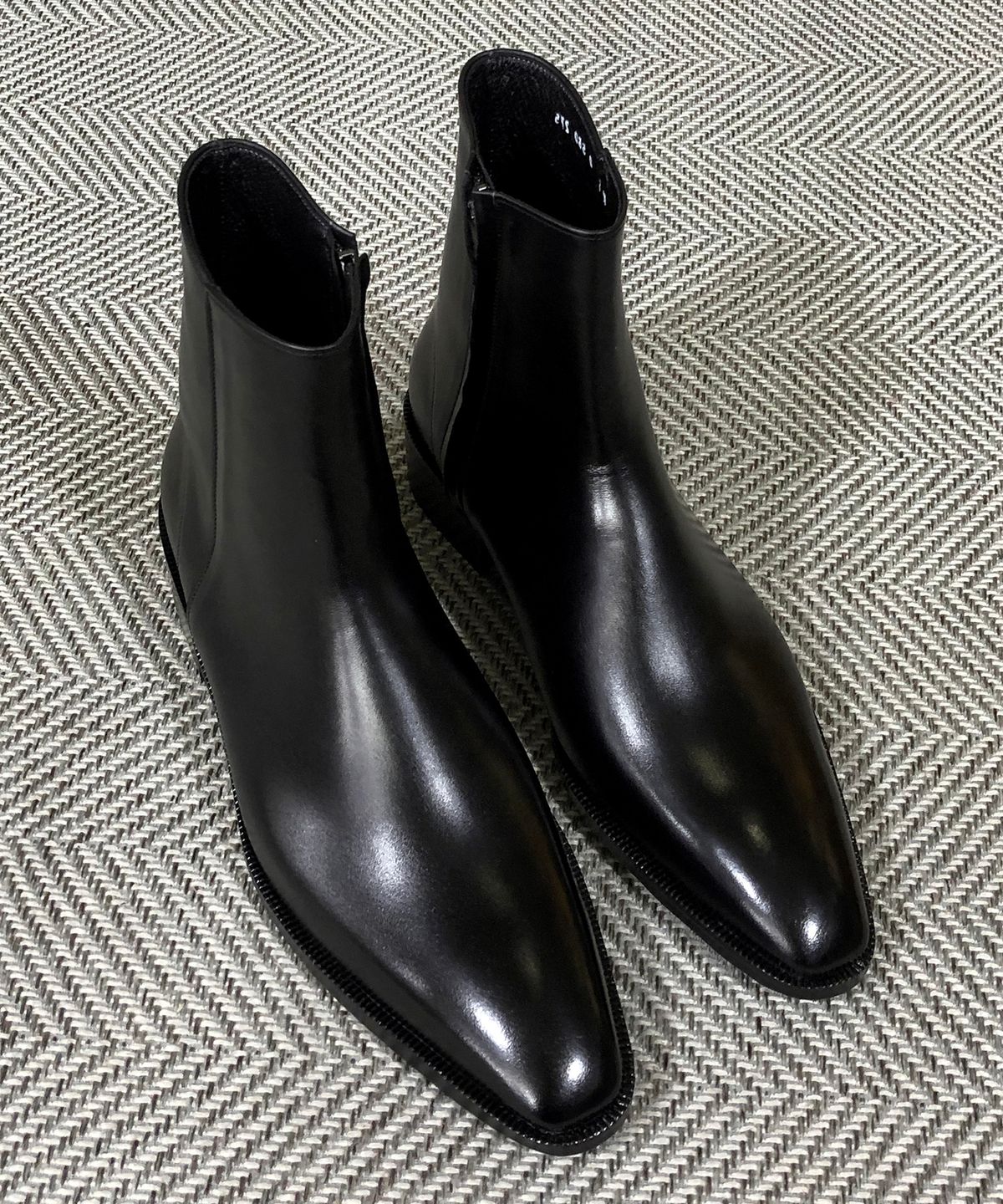 조앤슈(JOENSHOE) 클래식 느와르 사이드지퍼 부츠 블랙