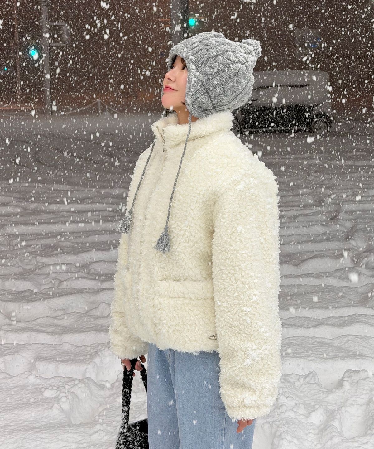 썸웨어버터(SOMEWHEREBUTTER) Snowing Fur Jumper - Ivory