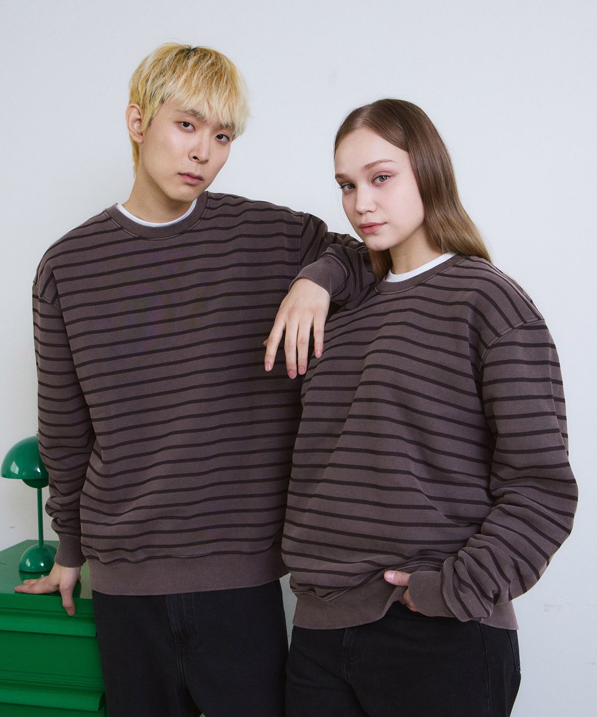 에이던엠(ADERNM) PIGMENT DAILY STRIPE SWEATSHIRT (MOCKA)